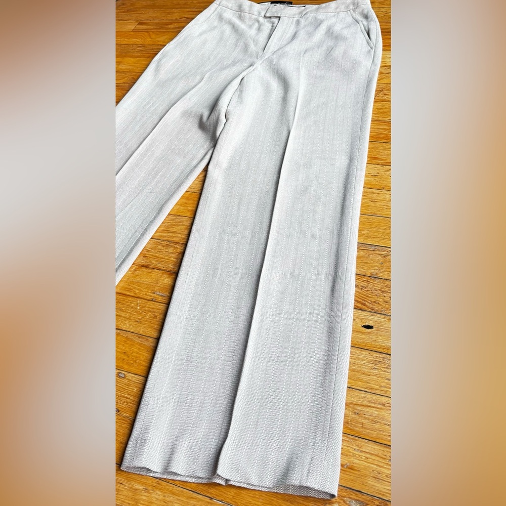Linda Allard/Ellen Tracy Wool-Blend Trousers
Size 6
Never Worn / Still with Tag